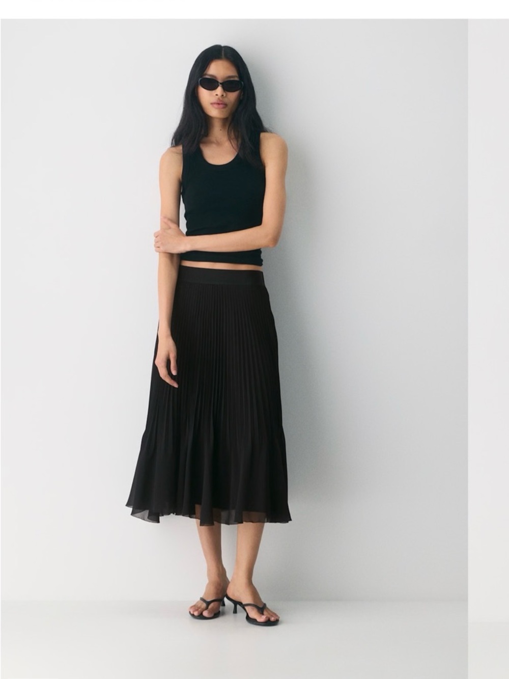 Aritzia Black Pleated Midi Skirt - Women